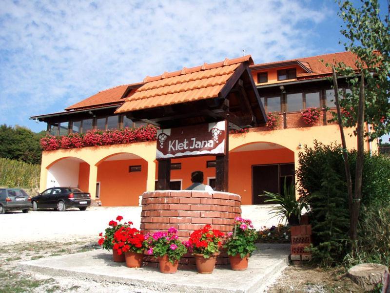 Klet Jana Bed & Breakfast Jastrebarsko Buitenkant foto