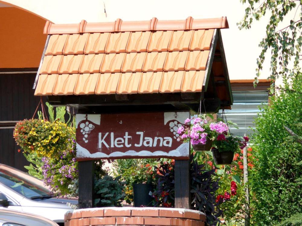 Klet Jana Bed & Breakfast Jastrebarsko Buitenkant foto